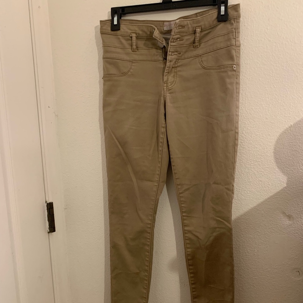 Khaki pants😘